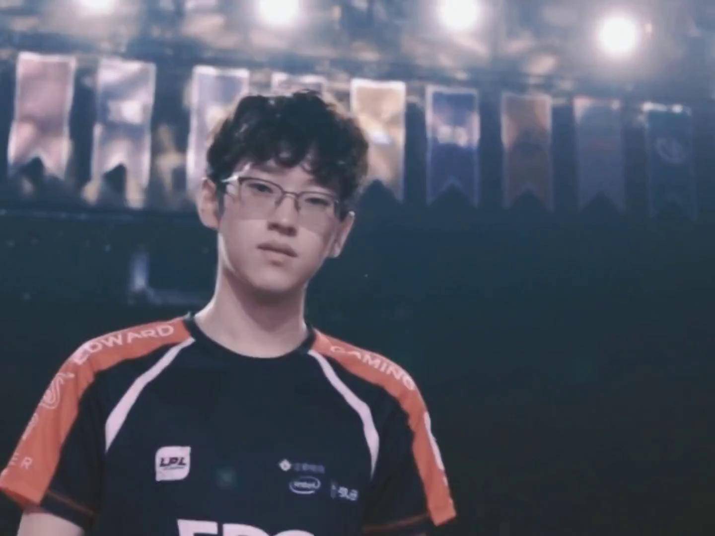 关于EDG轻取CLG，Scout团战一打五宿命之战八强赛，引爆全场热议的信息